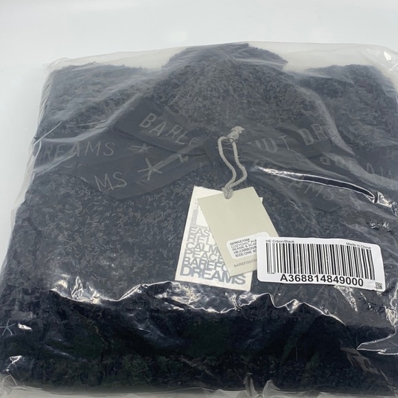 NWT Barefoot Dreams CozyChic Pom Pom Beanie Scarf Set Carbon Black One Size - Picture 3 of 7